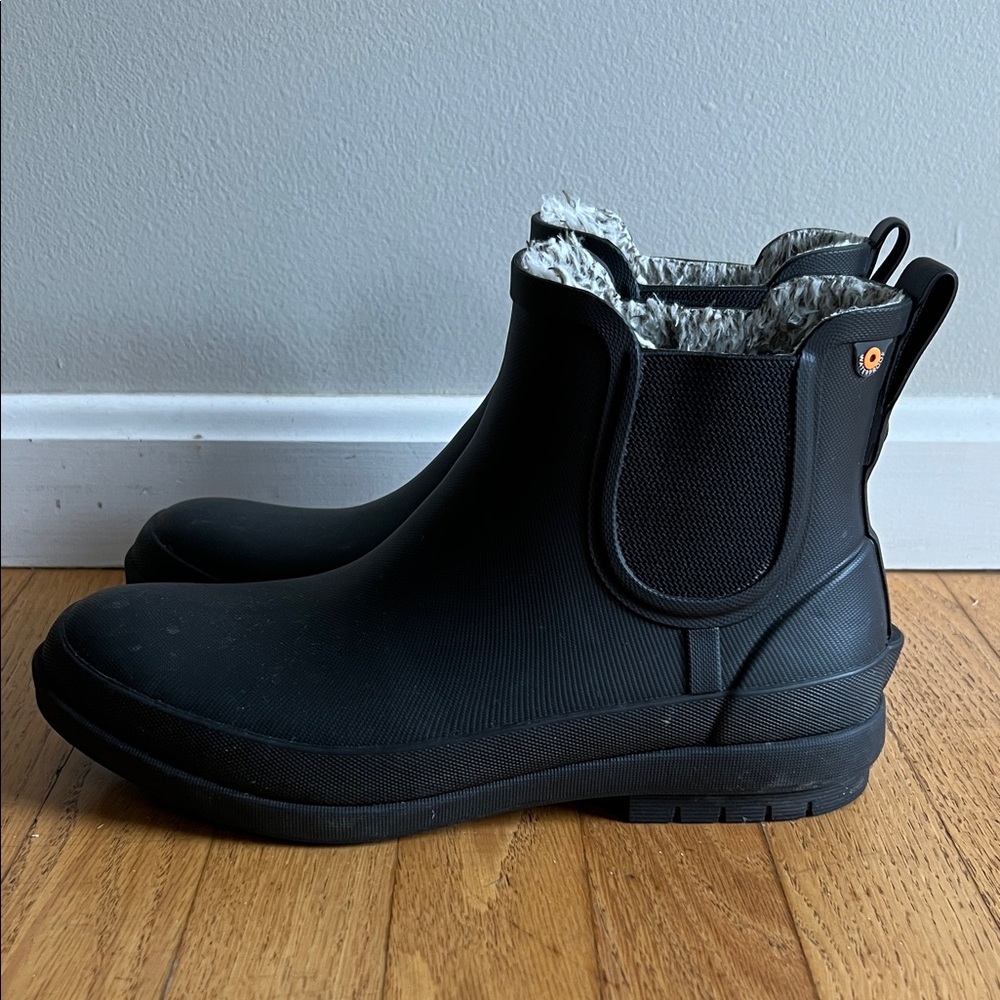 Women’s size 9 Bogs Chelsea II Black Winter Boots with Faux Fur Lining